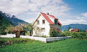  Hus i frugthave nær fjorden med gode bade- og fiskemlg. Fredelige omgivelser. Godt vandreområde i skov og fjeld. Bergen 220 km. ...