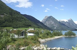 Flotte huse ved fjorden i Fjærland. Et fint feriested, hvad enten man vil fiske i fjorden, gå tur i skov og fjeld, prøve brævandring, fiske ørred (i elv 50 m fra huset) eller bare slappe af på  ...