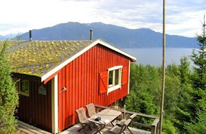 Feriehus med ekstrem central beliggenhed på Sognefjorden. Solrig terrasse med fantastisk udsigt over fjorden. Toilet: 15 m. Parkering: 60 m. N22015: 200 m. ...