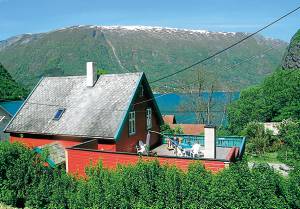  Komfortabelt og veludstyret feriehus, pragtfuldt beliggende ved Framfjorden. Huset har bl.a. et stort, udendørs massagespabad, fitnessrum og -udstyr, billardrum og en lille bar. Området byder på f ...