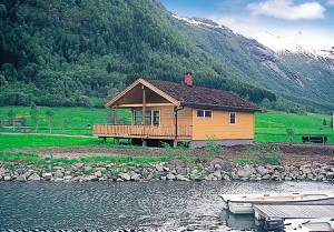  Flot feriehus på en fjordgrund med panoramaudsigt over fjord, fjeld og gletsjer. Huset er moderne indrettet og veludstyret. Her er I midt i Fjord-Norge og omgivet af en dejlig natur. Mange kulturell ...
