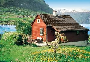  Hyggeligt lille hus, på grund ved fjorden ved Slinde mellem Sogndal og Hermnasverk. Huset er godt vedligeholdt, pænt og komfortabelt udstyret. Ugenert beliggenhed i frugtplantage, ved fjorden med g ...