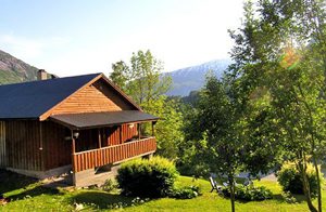  Feriehus med have og en rolig beliggenhed ved porten til nationalparken Jostedalen. Udsigt over prægtigt bjerglandskab. Rafting, ridning, fiskeri, brævandringer. ...