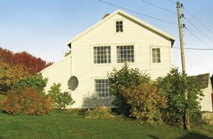 Ældre, ærvidigt feriehus med nydelig udsigt mod Lusterfjorden og de mange fjeld omkring. Fint turområde. Dagsture til flere fjeldsider bl.a. Jostedalsbreen. Ejer 20m ...