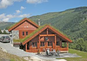  Dette rummelige kvalitetsferiehus ligger i et smukt naturområde 11 km fra Sogndal. Fra den store terrasse er der en flot udsigt over dalen og fjeldet rundt om. Her er der mange fine vandrestier, og  ...