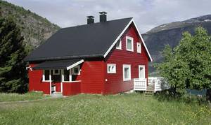  Hus med flot beliggenhed på ejers gård. Fine naturomgivelser nær Sognefjeldet. Terrasse med god udsigt. Besøg gletsjercenter, museer og gallerier! ...