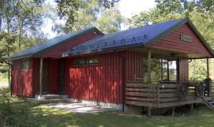  Fredeligt beliggende hus i en lund ved fjorden. Der er fiskemuligheder i fjord, sø og elve i området (ørred). Familievenligt. Sandvolleybane og trampolin. Ekstra båd kan lejes. ...