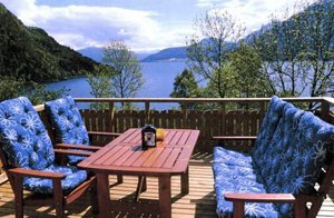  Enkelt og hyggeligt hus i naturskønne omgivelser. Udsigt over Hundvikfjorden og fjeldene. Godt udgangspunkt for dagsture. En halv times kørsel til Olden. Nabo: 50 m. ...