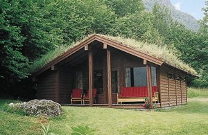  To hyggelige huse 30 m fra hinanden. Fantastisk udsigt over vand og isbræ. Fredelig beliggenhed. Fiske- og turmuligheder. 1 motor deles, NOK 200/dag. Se også hus nr. N26023. ...