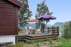  Hyggelig hytte på stille grund uden nærliggende trafik. Stor terrasse med smuk fjordudsigt. Fiske- og vandreture. Stige t. 2 sal. Besøg Briksdalsbreen. ...