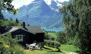  Helt ugenert hus på flot udsigtsgrund på ejers gård ikke langt fra Briksdalsbræen, Geirangerfjorden og andre kendte naturperler. Godt fiskeri (ørred og fjeldørred) i området. ...
