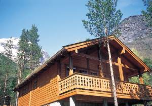  Alle naturelskeres feriested! Her er man midt i turist-Norge, men bor alligevel fredeligt på en privat sidevej med huset N26045 (40 m)og et andet hus som eneste nabo. Herfra kan turen gå til Brikda ...