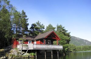  Feriehus på uforstyrret skovgrund ved Gloppeelven. Der kan fiskes ørred fra terrassen. Udflugter med bil til mange naturperler. Robåd inkl. ...