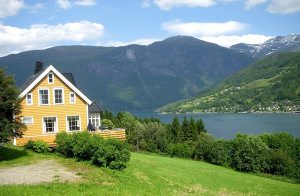  Ældre, istandsat feriehus beliggende i rolige omgivelser på en gård. Stor terrasse med flot udsigt over et naturskønt landskab. Fine udflugtsture i skov og fjeld. Fiskeri i sø og hav. Godt udgan ...