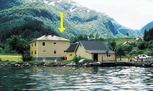  Lejlighed på 1. etage. Gode fiskemlg. i fjorden og egen flydebro. Ekstra båd og motor til leje. ...