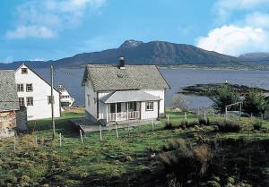  Tænk at have en hel ø for sig selv! Bortset fra et sjældent besøgt feriehus, er det kun dette hus samt får og søfugle der er på Storholmen ved Kvamsøya i Sande Kommune. Fiskepladser findes ov ...