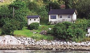  Hytte med panoramudsigt over Storfjorden. Sydvendt fjordgrund med terrasse og udeplads. Fiskemlg. og gode bilture. Ålesund 30 min. 25 m til nærmeste nabo. ...