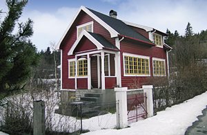  Hus med have i et roligt kvarter, nær fjorden med bade- og fiskemuligheder. Godt vandreterræn i området. Dagsture til f.eks. Ålesund, Trollstigen og Geiranger. Nabo: 40 m. ...