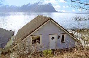  En lille perle af et feriehus direkte ved vandkanten. Stor terrasse med fantastisk udsigt. Huset er smagfuldt indrettet i alle rum. Underetagen er 50 m², indrettet med en fiskerenseplads, madlavning ...