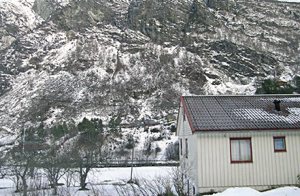  Ferielejlighed beliggende i meget smuk natur mellem Sunnmørsfjeldene og Norddalsfjorden. Kort vej til Geiranger. Nabo: 30 m. ...