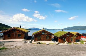 Feriehus af høj standard beliggende sammen med et par andre hytter langs breden af Storfjorden. Lige ved feriehusene er der bygget en kunstig, afskærmet bugt med fælles tømmerflåde og båd. 75 k ...