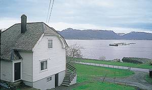  Hus med fin, sydvendt beliggenhed ved Vanylvsfjorden. Egen havn. Fjordfiskeri. Fjeldture i smuk natur. Bilture til Vestkapp, Runde og Ålesund. ...