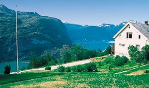  Feriehuset ligger højt over Tafjorden. Fiskemuligheder (også laks), fjeldture, rafting. Kort afstand til Geiranger, Trollstigen, Ålesund. Ejer 30 m. ...
