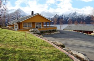  Veludstyret og pænt feriehus med dejlig beliggenhed ved Storfjorden. Pragtfuld udsigt over fjorden, som er rig på fisk. Området byder på meget stejle fjelde, frodige sidedale og afmærkede tursti ...