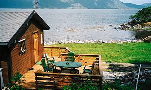 Feriehus med udsigt over fjord og øer. Fiskeri, badning, svampe- og bærplukning. Idyllisk havn. Ekstrabåd/motor udlejes. Rygeovn til rådighed. Nabo: 25 m. ...