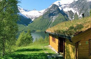 Hytte på rolig ugenert grund ved ødegård. Panoramaudsigt over Eikesdalsvatn. Fiskemlg. i vand, elv og fjord. Nabo til N28051. ...