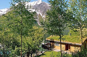  Hytte på flot udsigtsgrund ved Eikesdalsvatn. Afskærmet udenomsareal. Fjeld- og bilture i smuk natur. Nabo til N28050. ...