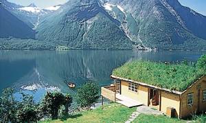 Ugenert hytte ved bredden af Eikesdalsvatn. Fiske- og bademlg. Fodture i skov og fjeld og bilture i smukke omgivelser. Barneseng/-stol efter aftale. ...