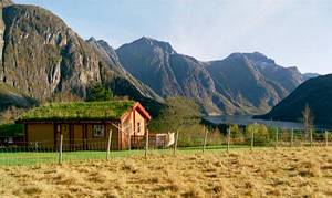 Tømmerhytte med panoramudsigt over smukt landskab. Fiskemlg. i fjord 6 km, vand 500 m og elv 1,5 km. Fine fjeld- og bilture. Vaskemaskine og tørretumbler hos ejeren (mod gebyr). ...