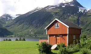  Hus på ejers gård med afskærmet udendørs opholdssted og fin udsigt. Fiskemlg. i fjord, elv og vand. Fjeld- og bilture. Vaskemaskine og tørretumbler hos ejeren (mod gebyr). ...