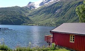  Hus i utrolig naturskønt område. Gode fiskemuligheder i fjord, sø og elv, også laks. Afmærkede vandrestier. Vaskemaskine og tørretumbler hos ejeren (mod gebyr). ...