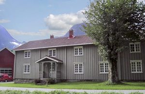  Flot, traditionelt Romsdal-hus med høj standard og i idylliske omgivelser. Fantastisk smuk natur og beliggende direkte ved søen Eikedalsvann. ...