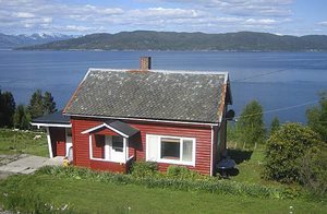  Hus med fjordudsigt. Bilture til Trollstigen. Ejer tilbyder guidet fisketur. Ekstrabåd (18f/80HK) kan lejes. Ekkolod. Stejl trappe til 1. sal. Nær trafikeret vej. ...