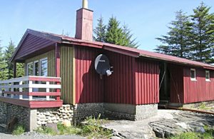  Feriehuset ligger ugeneret i naturskønne omgivelser. Lige ved Atlanterhavsvejen. Gode udflugts- og fiskemuligheder. ...