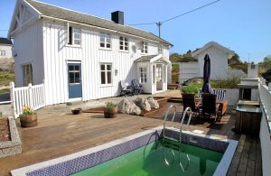  Charmerende hus med atmosfære og komfort. Her kan I nyde en afslappende ferie. Fiskerlejet er meget hyggeligt og indbyder til spadsereture. På den store Terrasse kan I nyde sommersolen til langt ud ...