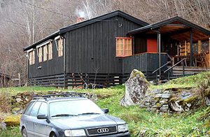  Rigtig hyggelig hytte der ligger ugenert med en flot udsigt over fjord og fjeld. Bådhus og båd ved den fiskerige Stangvikfjorden. Dejligt område til gåture. Golf: 7 km. ...