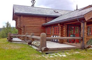Særdeles veludstyret og delikat indrettet feriehus af yderst høj standard, beliggende højt oppe på Renåfjeldet med god udsigt over dalen nedenfor. Stor, solrig terrasse mod sydvest som indbyder ...