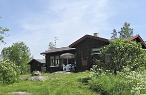  Ugenert og naturskønt beliggende hus i dyrerigt område. Nær alpinanlæg, Magnor Glassværk og handelsbyen Charlottenberg. Flere fiskearter i Leirsjøen. ...