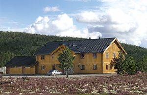  Huset har en meget flot beliggenhed i et pragtfuldt område med udsigt over de mægtige Sølenbjerge (1755 m.o.h.). En god dagsudflugt for bjergvandrere. Om vinteren er der mange løjper lige uden fo ...