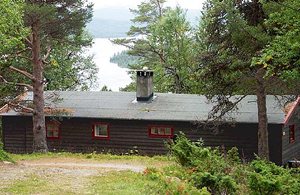 Fritliggende hytte i lettere kuperet terræn i skovområde med birk og fy. Der er udsigt over sø og fjeld. N30905 og N30509 50 m. ...
