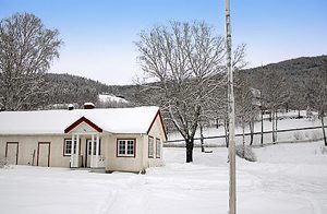  Hus på gård med ejers træværksted ved siden af. Idyllisk sted med udsigt over dalen og ikke langt fra Ringebu kirke. Ski- og gåture. Fiskemuligheder og rafting. ...
