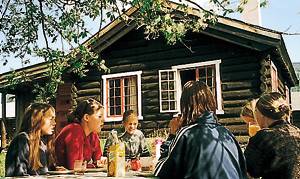 Hovedbygning på gård fra 1600-tallet. Velbevaret gårdmiljø. Udsigt til elv. Fiskemuligheder. Tennis- og fodboldmuligheder: 300 m. ...