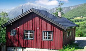  Hyggeligt feriehus i flot naturterræn. Der er en stor terrasse med panoramaudsigt over dalen. 40 km til Galhøpiggen sommerskicenter. Stejl trappe til hemsen. ...