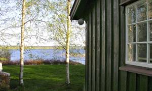 Pænt hus, der ligger i fredelige og naturskønne omgivelser. Rige fiske- og friluftsmuligheder. Kajak til leje. ...