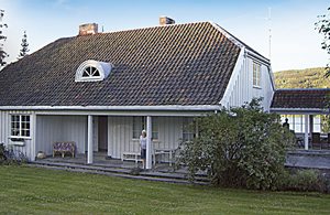  Hus på gård med udsigt over Randsfjorden. Bro og sauna ved forespørgsel. Både/motorer til leje. 20 m til nærmeste nabo. ...