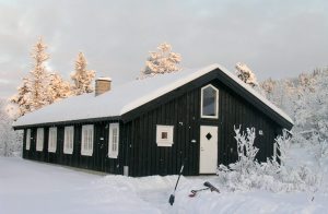  Veludstyret feriehus af høj standard, gennemført lækkert indrettet og med møbler af høj kvalitet. Baderum 2 er wellness rum med dobbelt spa og sauna. Madrasser på hemsen. Gode udflugtsmulighede ...